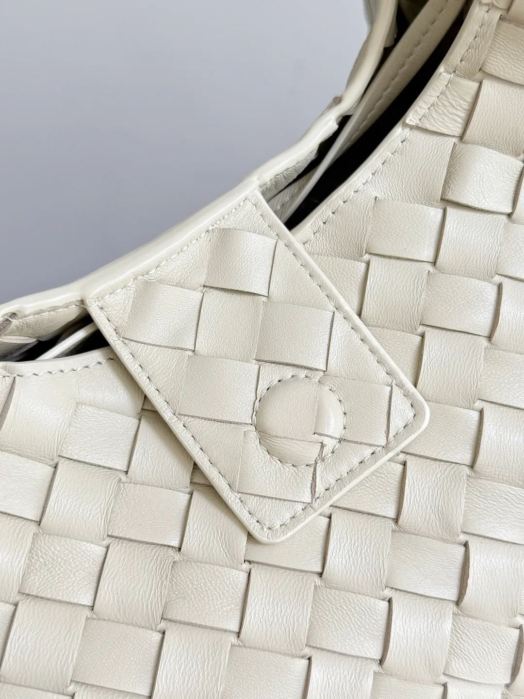 Batch 2760 new products are coming! BOTTEGA VENETA Bottega Veneta's 2025 new Campana shoulder bag is on the market~ First of all, I would like to praise the weight of this bag. As a not too small bag, it is very light for daily use. For people like me who need to carry a lot of belongings when going out, this advantage is great, and it greatly reduces the burden of traveling. 🛍️The shape is a bit like a combination of parachute and jodie. The blunt triangle shape is cute and honest. Carrying it on your back when going shopping is a good mood accelerator. The handles and body of the bag are both classic weaves. A tie is added to the original open design. If it is not tied up, the bag will look like a small vegetable basket when carried. Style number: 844250 Size: 39*24*18.5cm